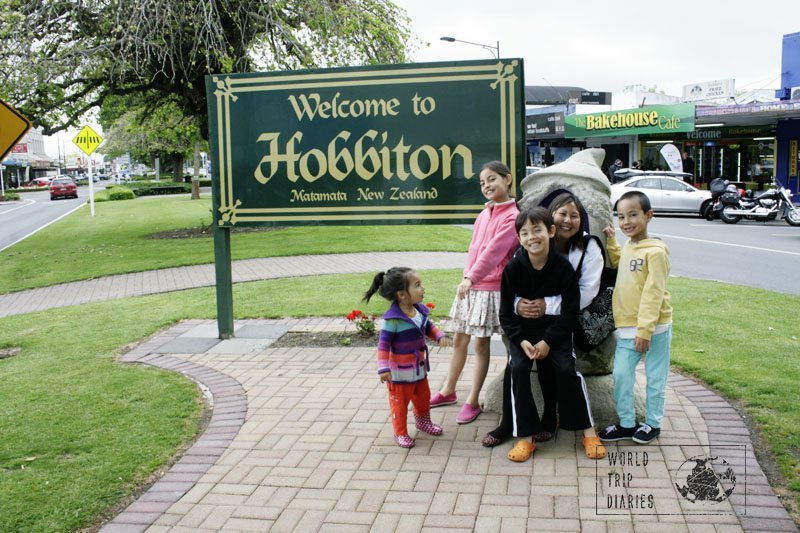 Logo na entrada da cidade, tem essa placa anunciando a única coisa turística da cidade: Hobbiton. Mesmo assim, vale a pena visitar