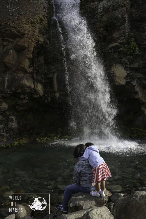 Taranaki Falls, NZ é uma das melhores caminhadas para se fazer com crianças: longa, mas que oferece muito, e é uma caminhada fácil.