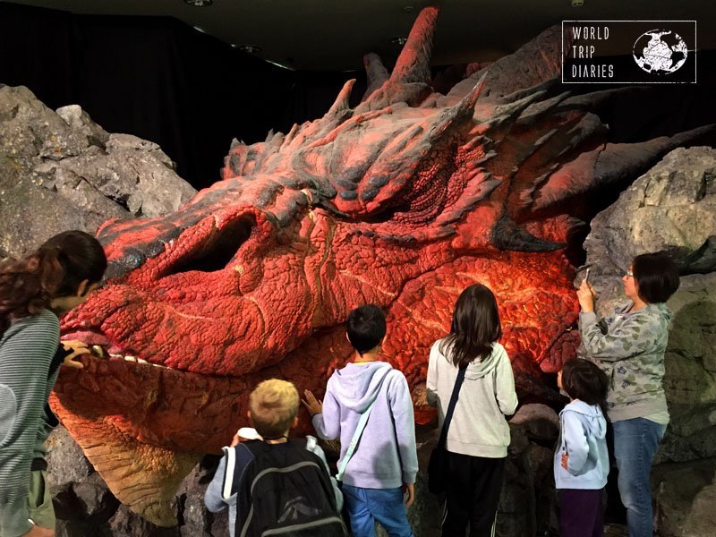 O aeroporto de Wellingon (NZ) é cheio de surpresas. O Smaug (dragão da trilogia O Hobbit) que pisca é uma delas!