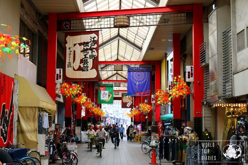 One of the best things in Asakusa is to wander around the many, many stalls and little traditional stores in the area. They are beautiful and many offer many treasures. 