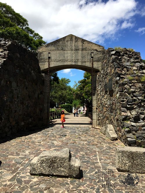 colonia uruguay stone gates