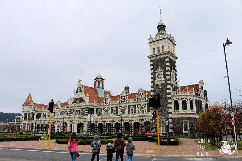 Dunedin (NZ) is one of the biggest cities in the South Island. Famous for its university, it's a place where young people go to study. We visited it with our kids!