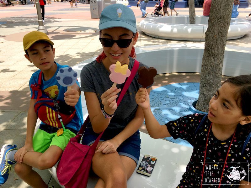 Having a Mickey popsicle is something everyone need to do at the Disney parks, isn't it? Even if they aren't too nice.