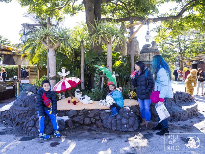 Winter celebrations in Disneyland Tokyo had lots of Frozen specials. It meant Olaf and Sneezies everywhere! Finding them was a lot more fun than finding hidden Mickeys! Click to know more!