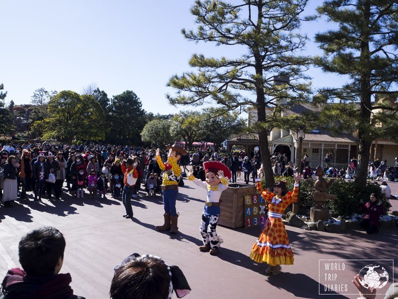 Woody and Jesse's mini show in Tokyo Disneyland. They danced, sung, played with the crowd, and even took photos and shook hands. Click to know more!