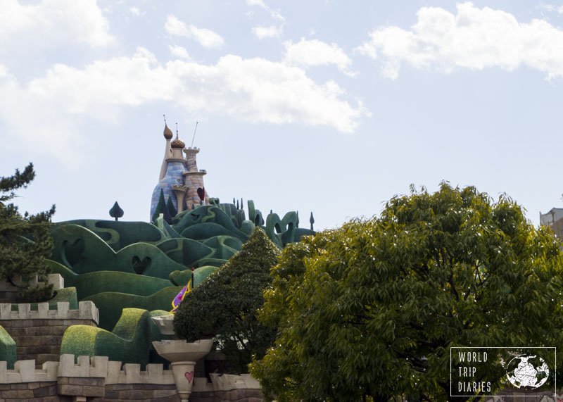 The Queen of Hearts restaurant in Disneyland Tokyo is a lot of fun - and the food is actually fine. Click to know more!