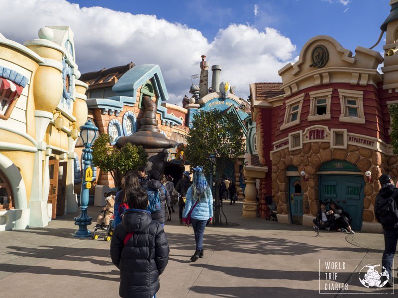 The kids entering Toontown, in Disneyland Tokyo, where everything looks like inside a cartoon! Lots of fun!