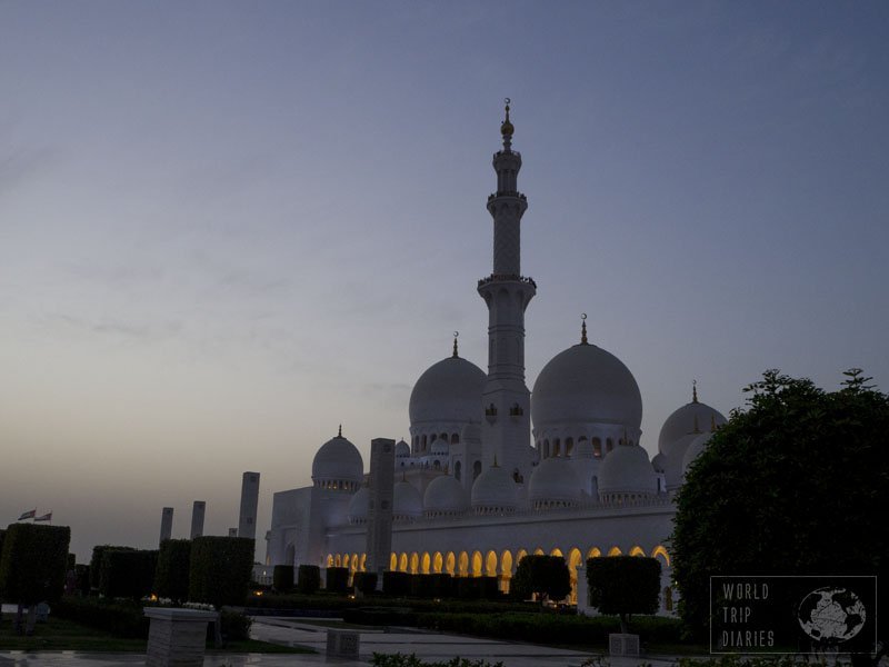 A tip for those planning to visit the Grand Mosque Sheikh Sayed is to visit it a bit before sunset, so you enjoy it during the day, during sunset, and at night. It's very different and just as beautiful!