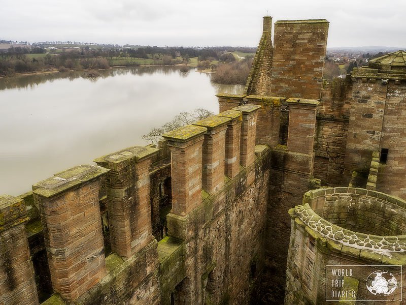 Linlithgow Palace's ruins aren't of too much importance, but look at it! Right beside Loch Linlithgow, it's the most beautiful I've seen. I'm very glad we decided to visit it! Click for more!