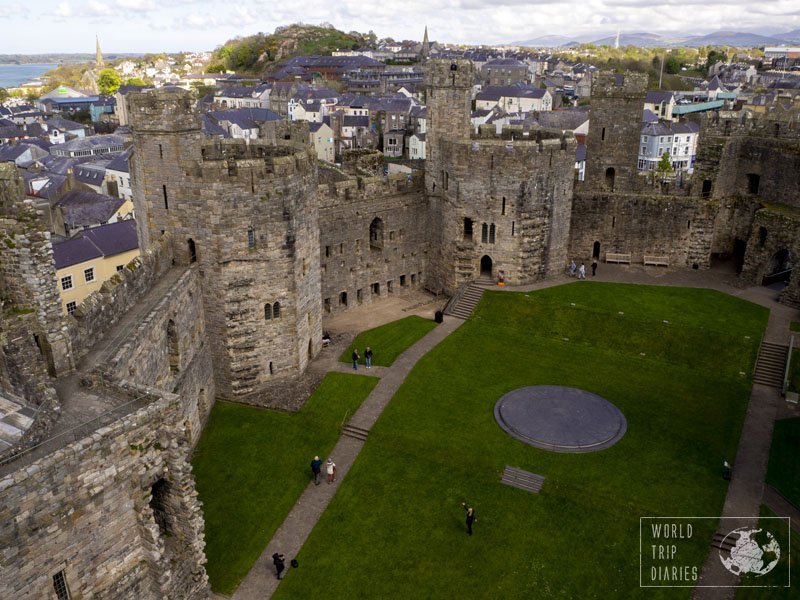 Caernarfon Castle is one of the biggest castles in Wales. It's stunning and it's highly family friendly, with lots to see and do! Click for more!